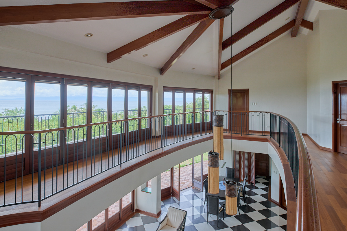 Upper gallery with folding doors and sea view