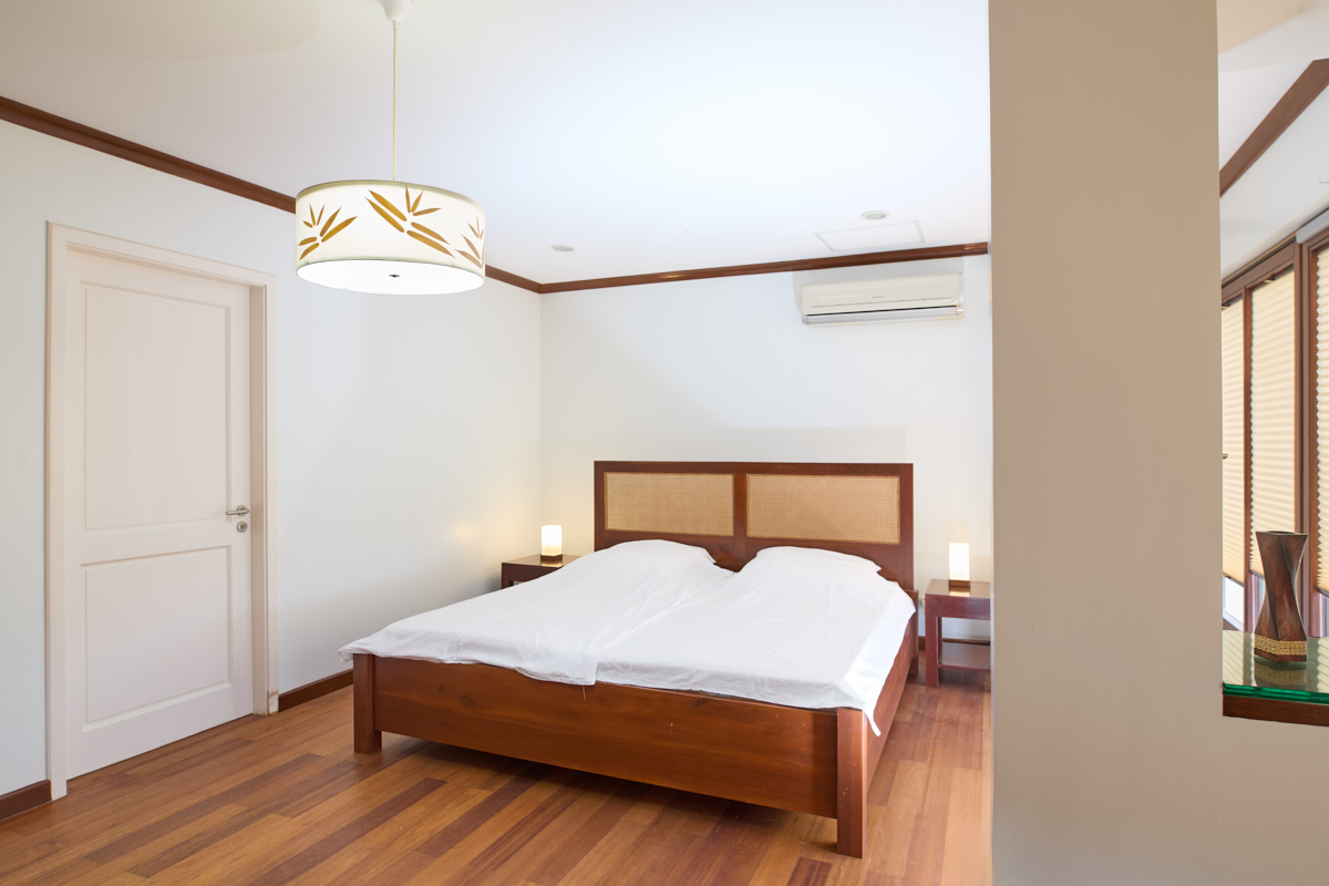 Ground-floor guest room with king-size bed