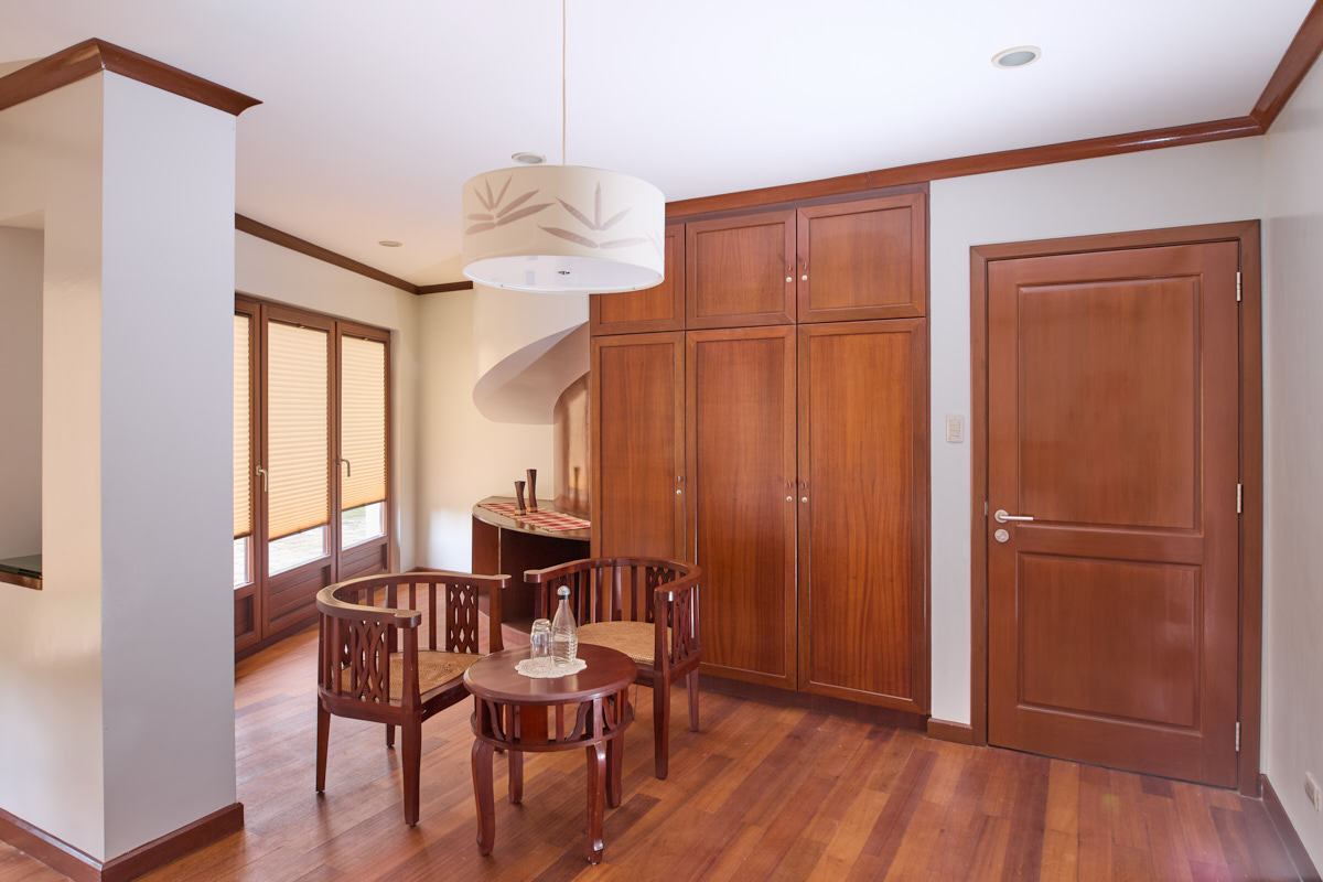 Ground-floor guest room with built-in wardrobe