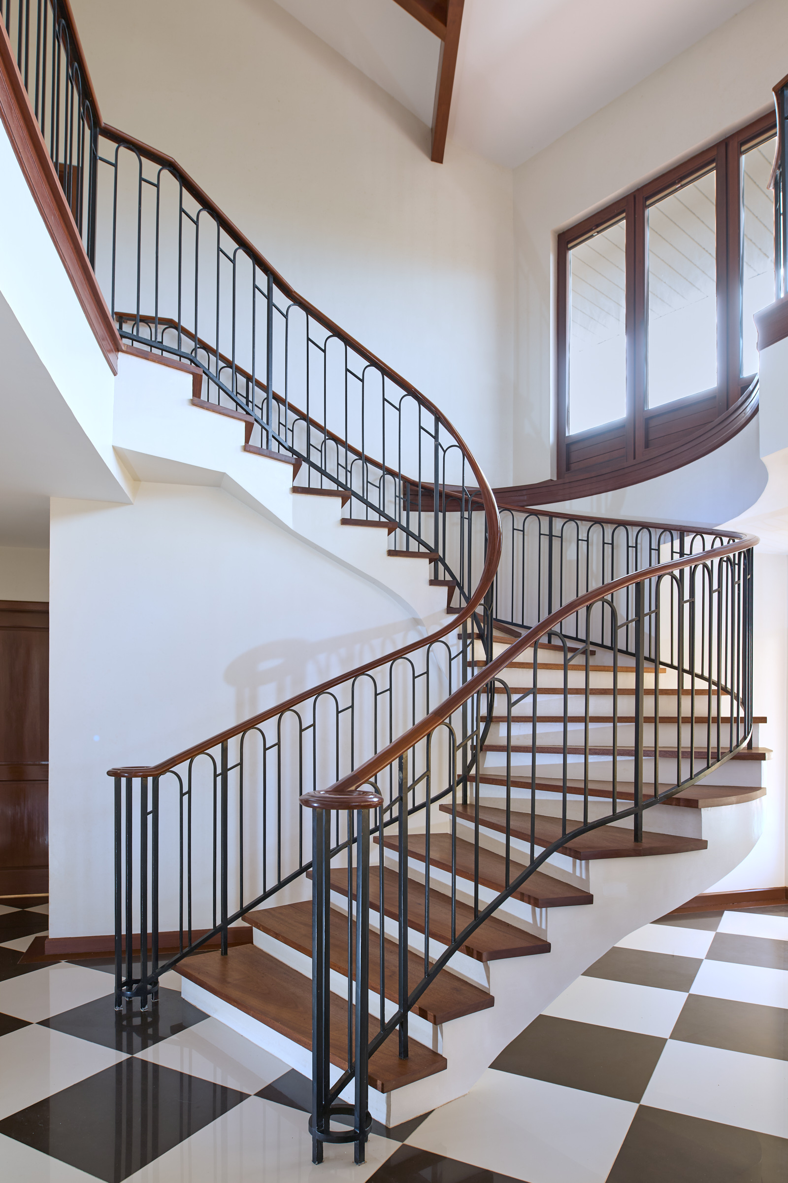 Curved staircase with solid-wood treads