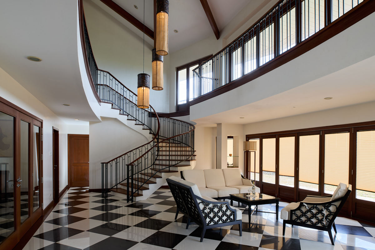 Living hall with staircase and pendant lamps