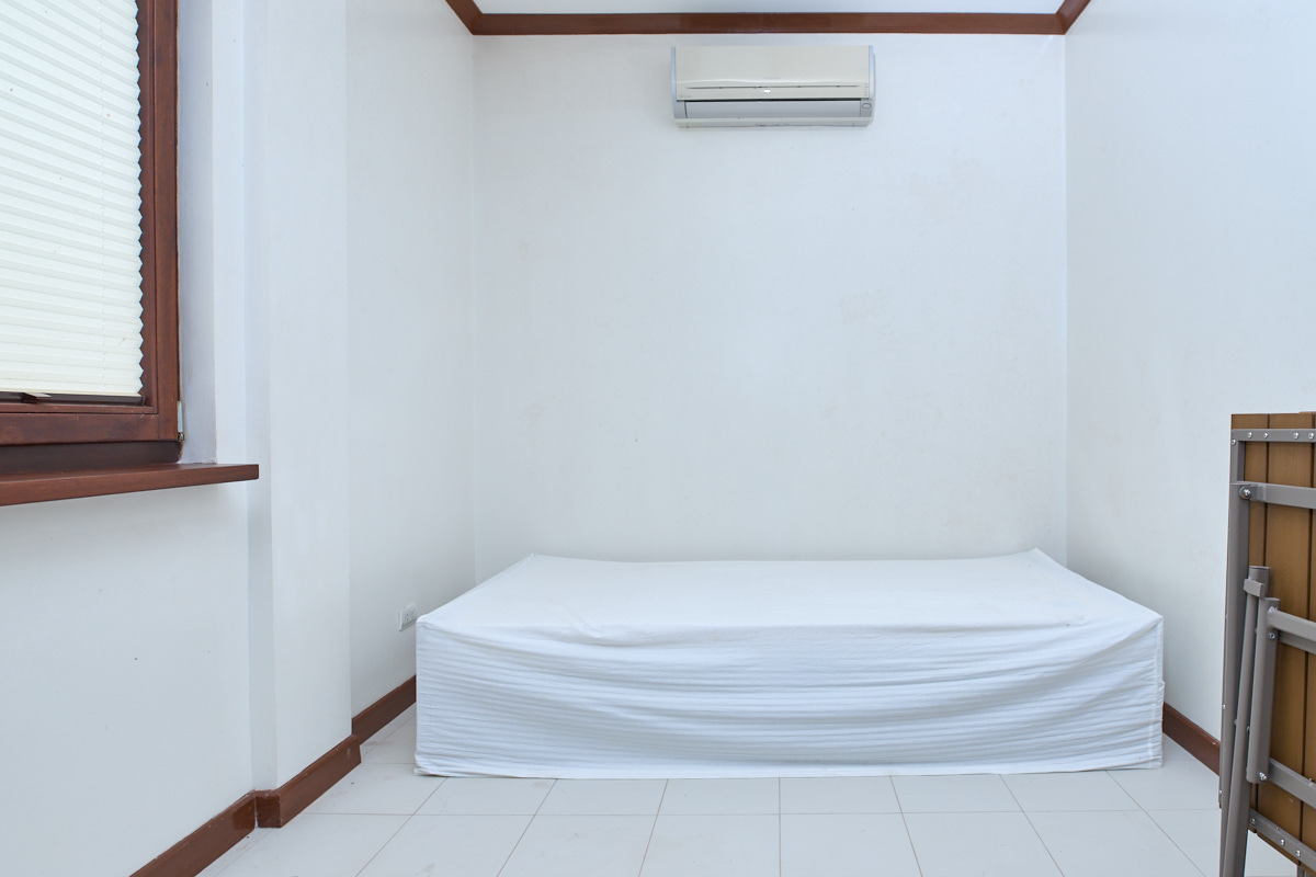 Multi-purpose room with extra bed