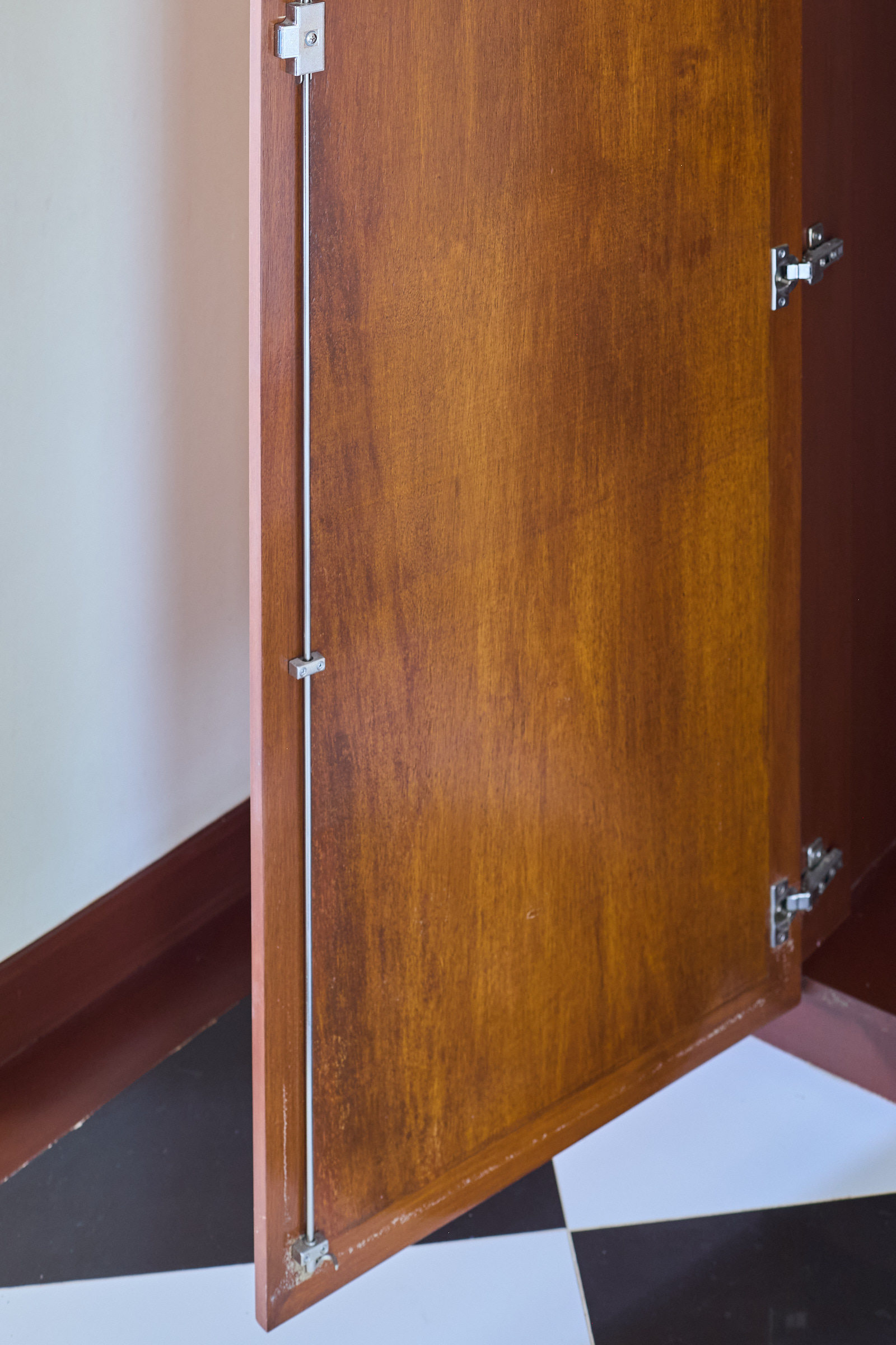 Cabinet door with rod lock and hinges