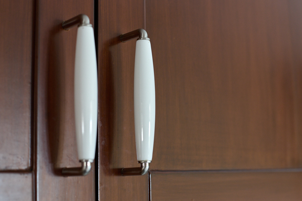 Stainless steel and porcelain handles