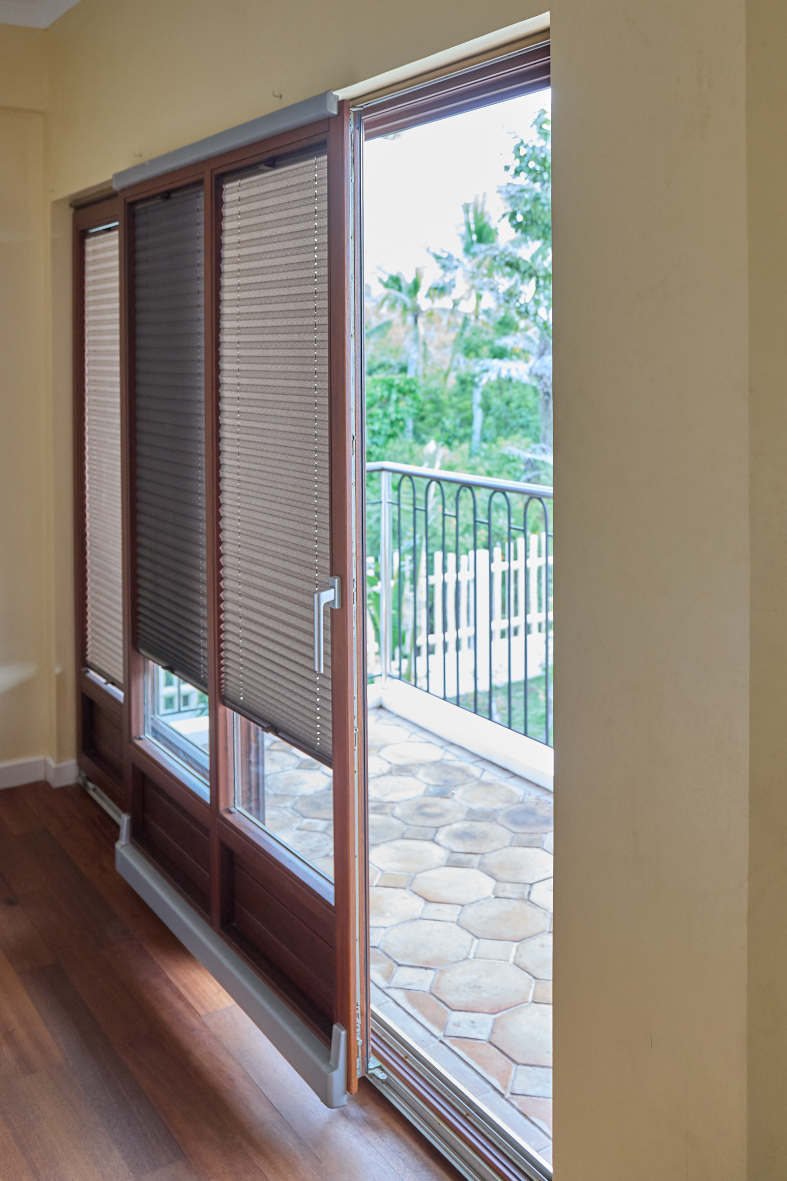 Sliding door to the balcony with pleated blinds